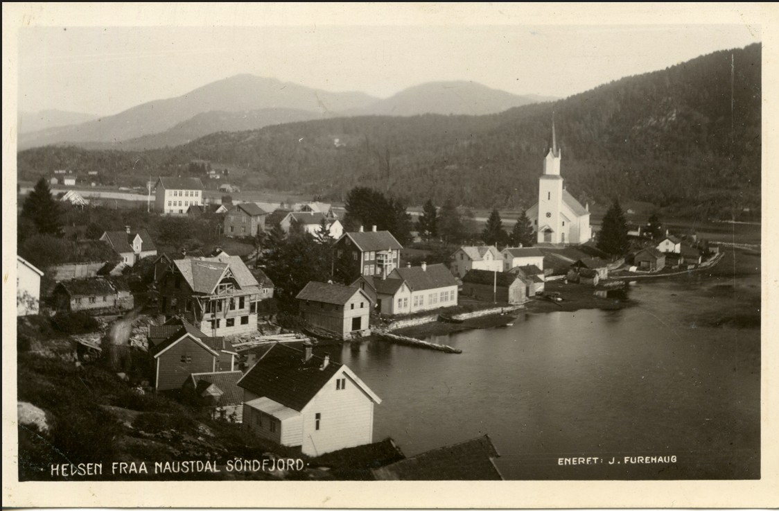 Naustdal sentrum med kyrkja tidleg på 1900 talet, etter 1908.